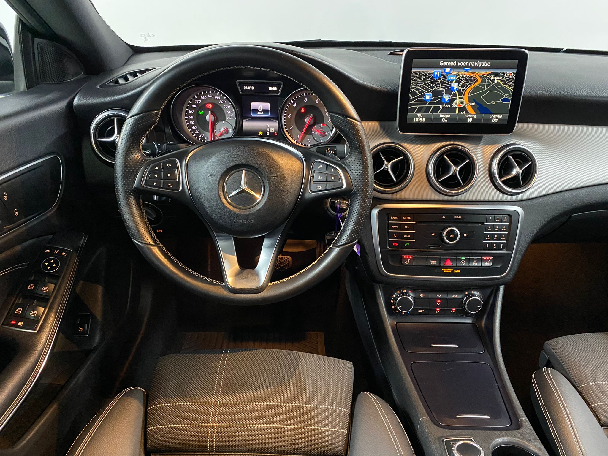 Mercedes Cla 180 Benzine/Automaat/Xenon/Navi/Parkeersensoren
