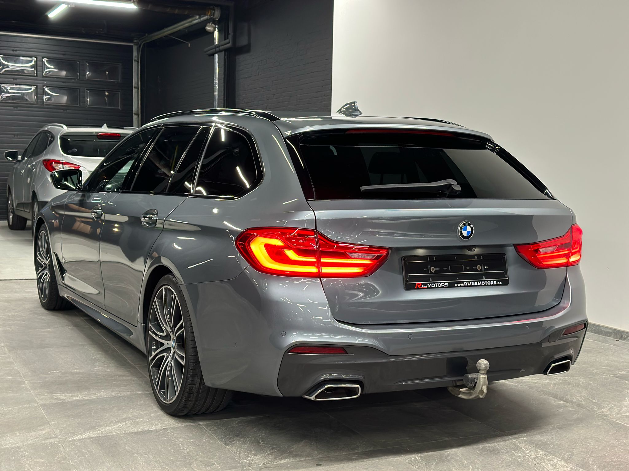 BMW 520dA / M-Pakket / Pano / 360 Camera / Trekhaak /190PK