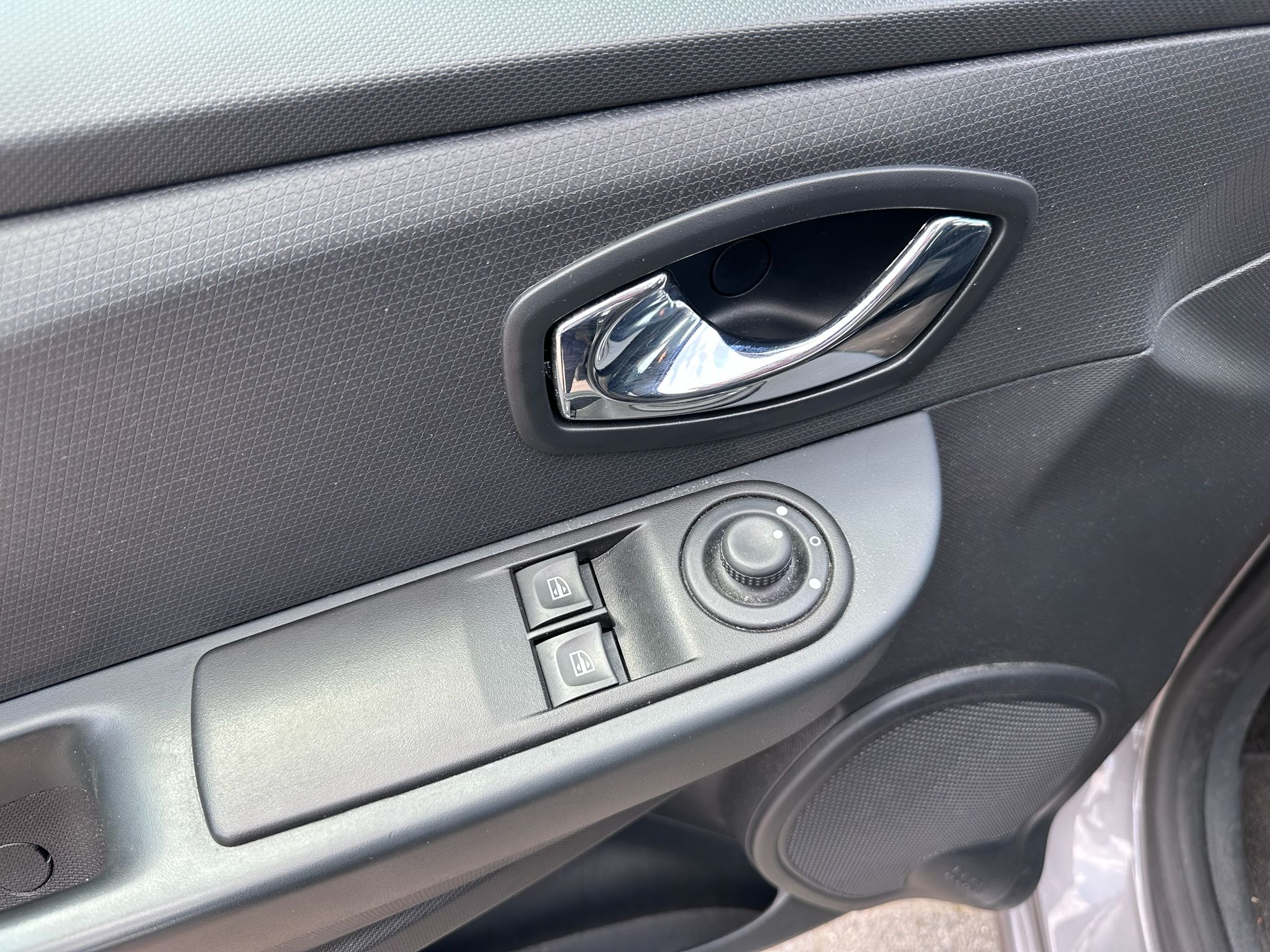 Renault Clio 1.2 benzine – 32.772KM – Airco – Navigatie –