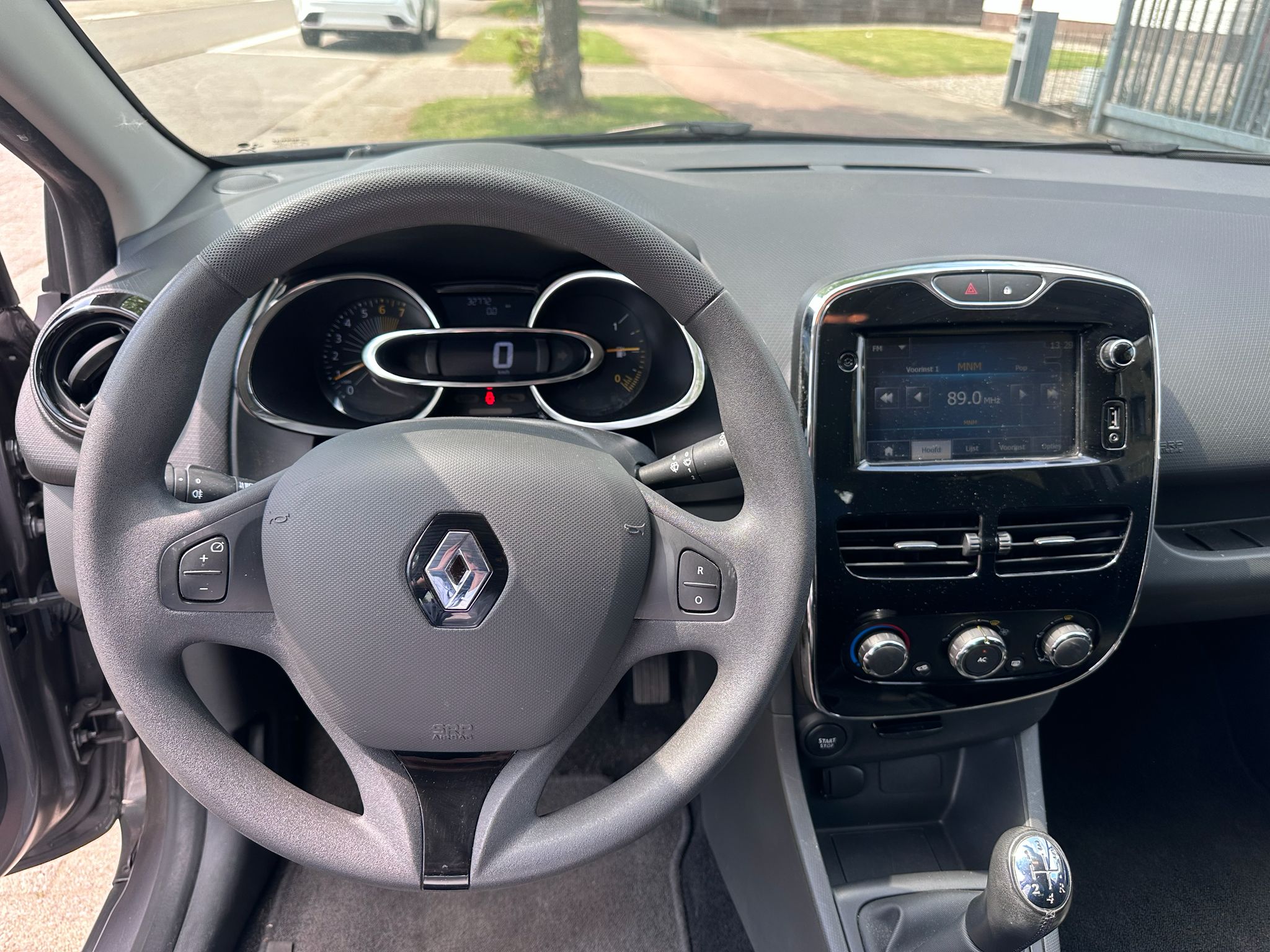 Renault Clio 1.2 benzine – 32.772KM – Airco – Navigatie –