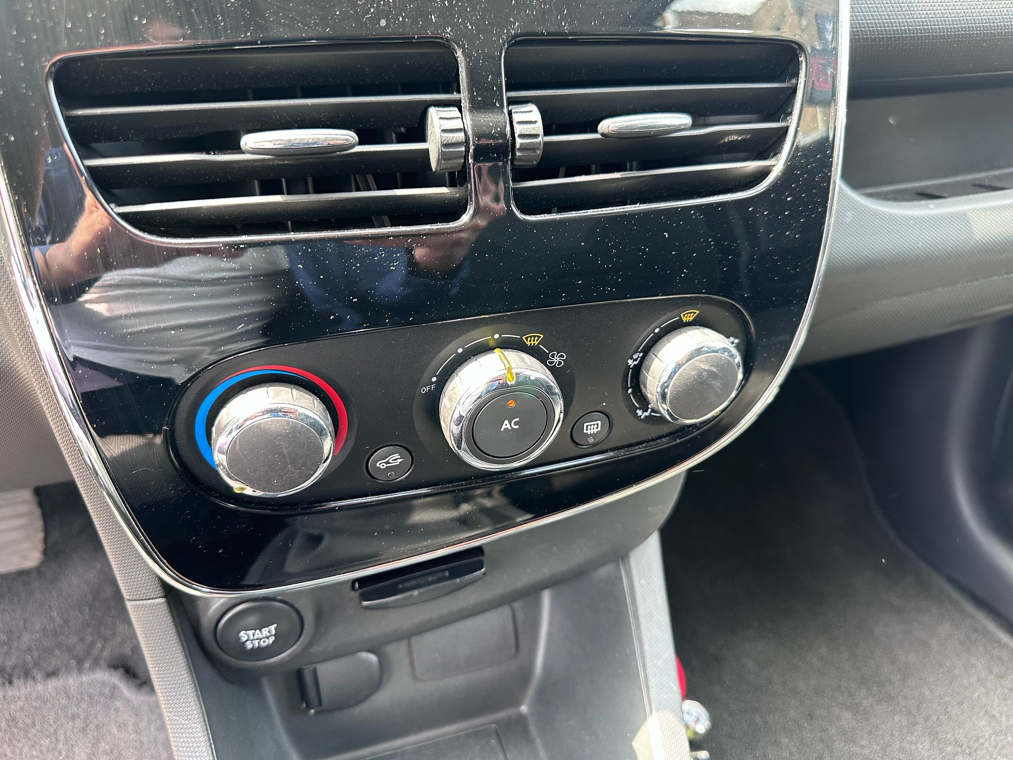 Renault Clio 1.2 benzine – 32.772KM – Airco – Navigatie –