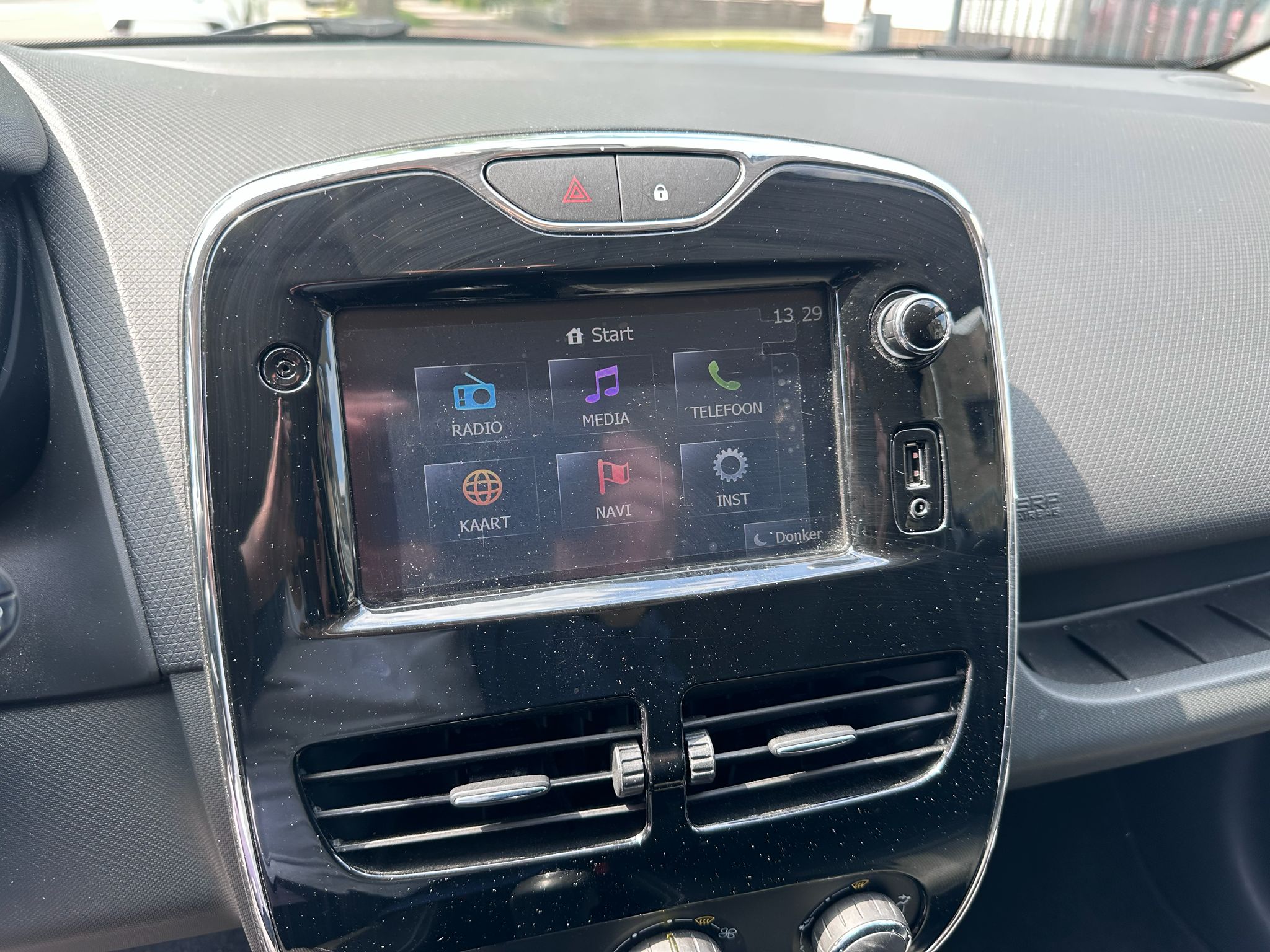 Renault Clio 1.2 benzine – 32.772KM – Airco – Navigatie –