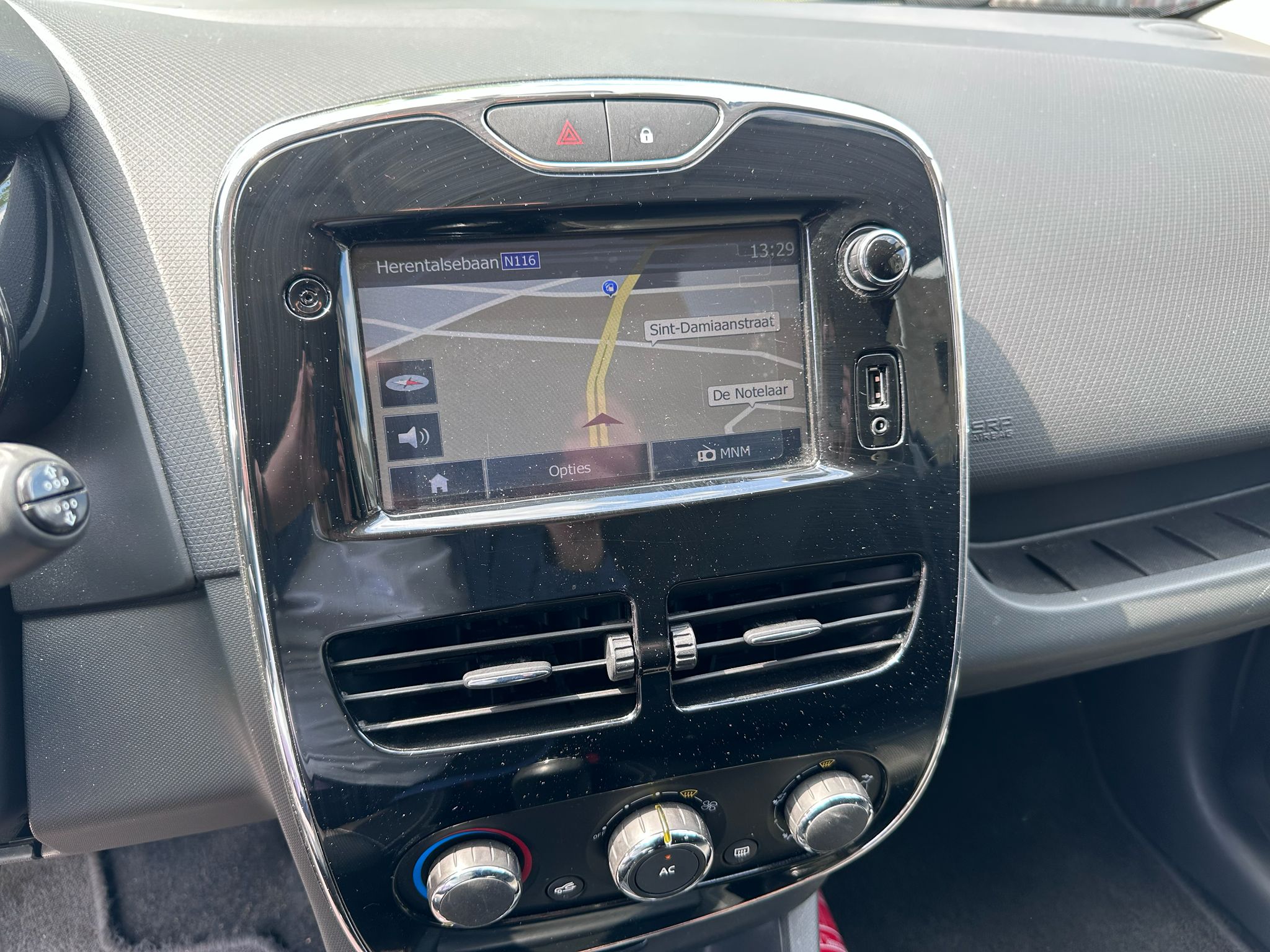 Renault Clio 1.2 benzine – 32.772KM – Airco – Navigatie –