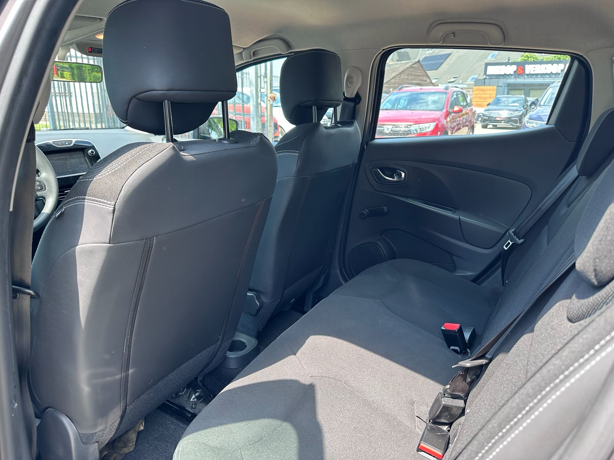 Renault Clio 1.2 benzine – 32.772KM – Airco – Navigatie –