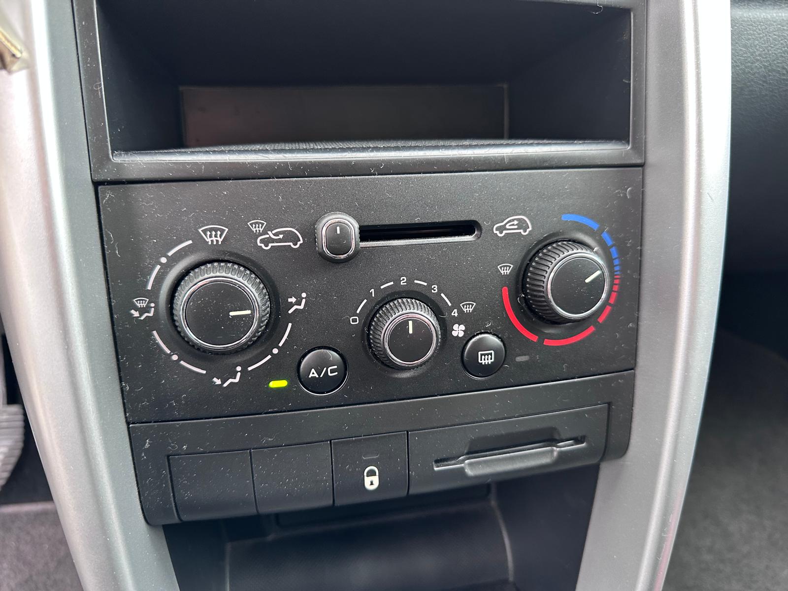Peugeot 207 207 1.4i – 8.232KM – Airco – Eerste eigenaar
